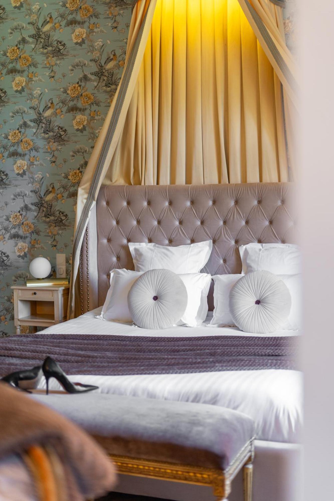 Castel Bois Marie, Maison D'Hotes Μοντωμπάν Εξωτερικό φωτογραφία A bed with cushions