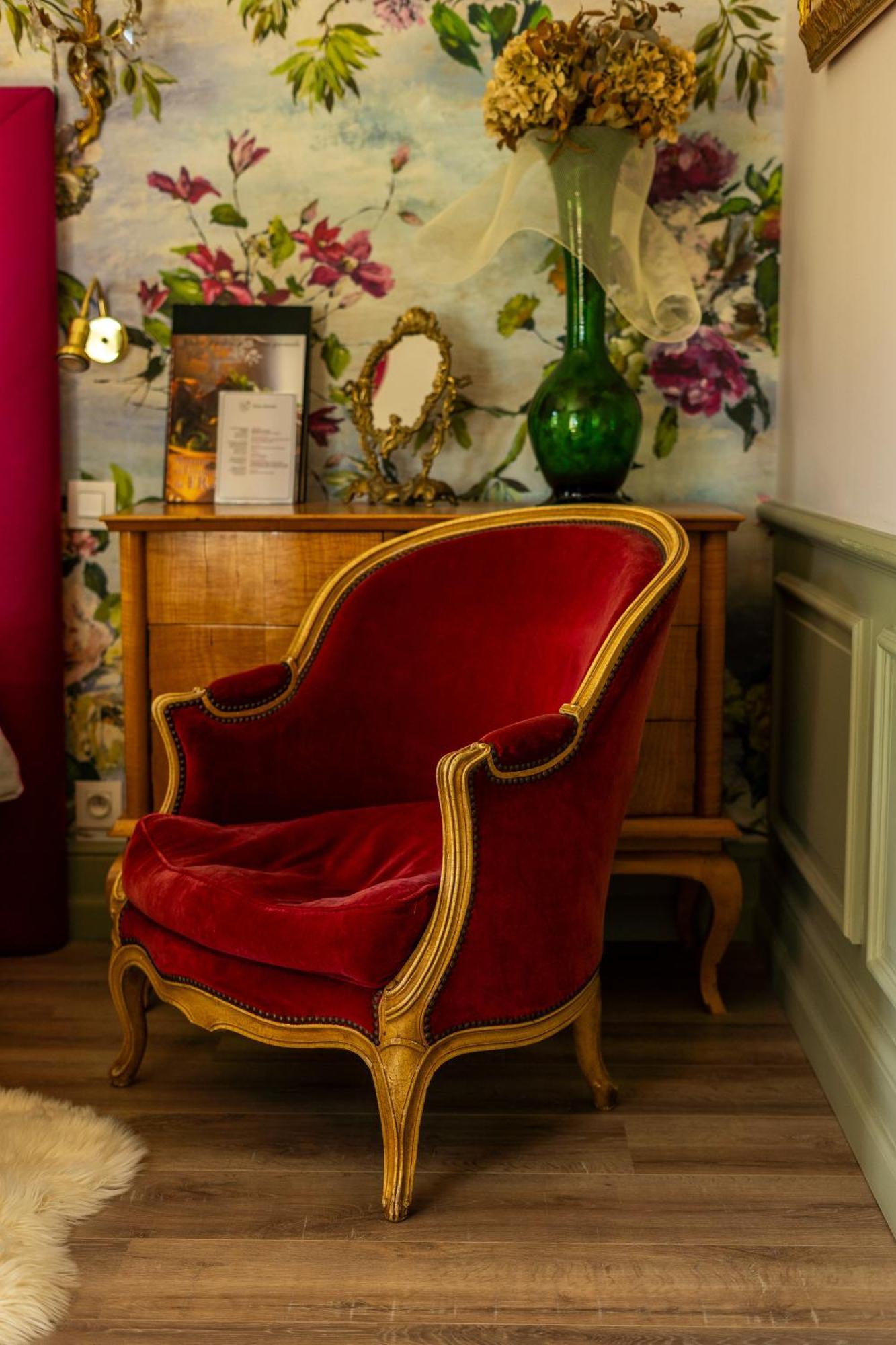 Castel Bois Marie, Maison D'Hotes Μοντωμπάν Εξωτερικό φωτογραφία A red velvet chair