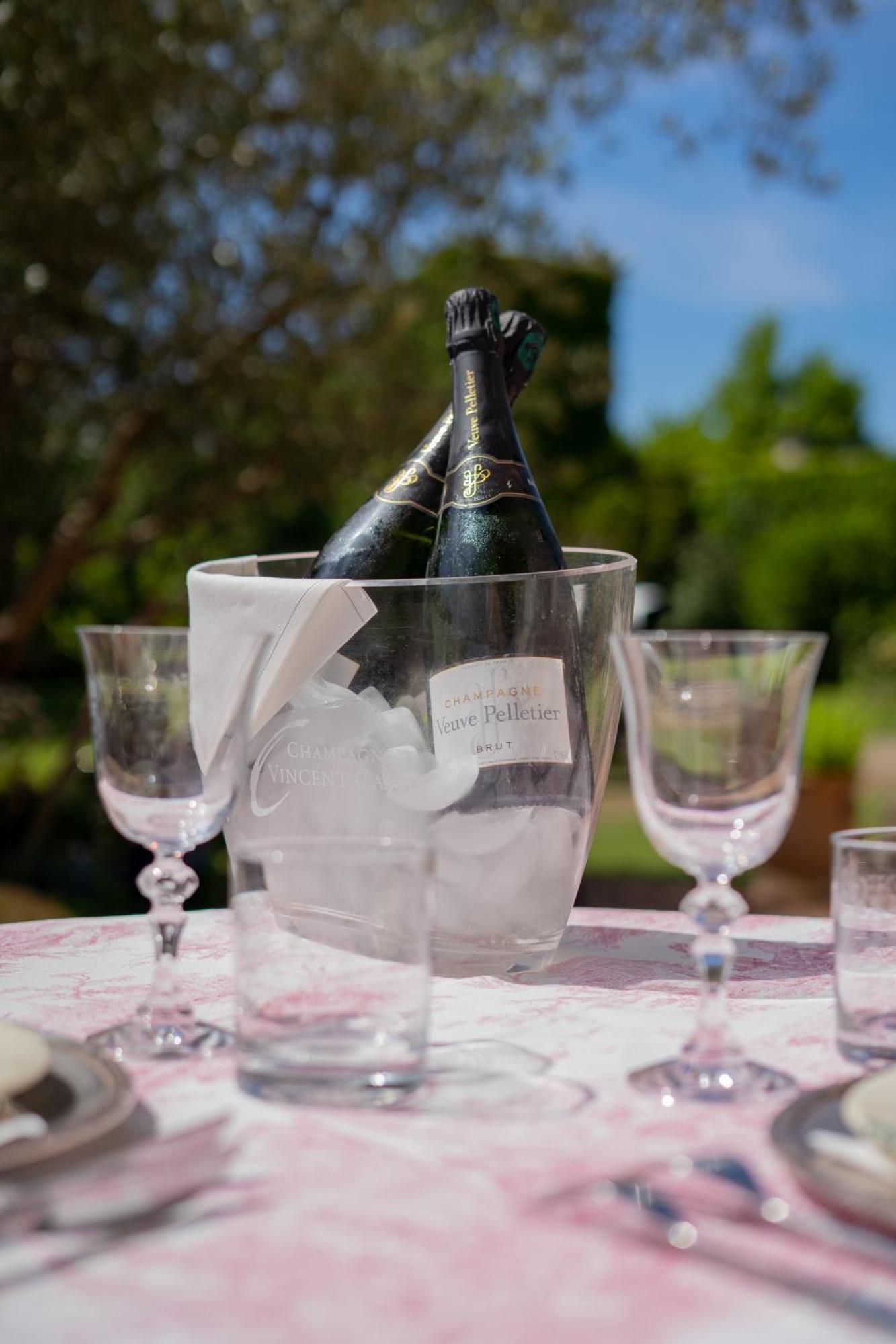 Castel Bois Marie, Maison D'Hotes Μοντωμπάν Εξωτερικό φωτογραφία Champagne in a champagne bucket