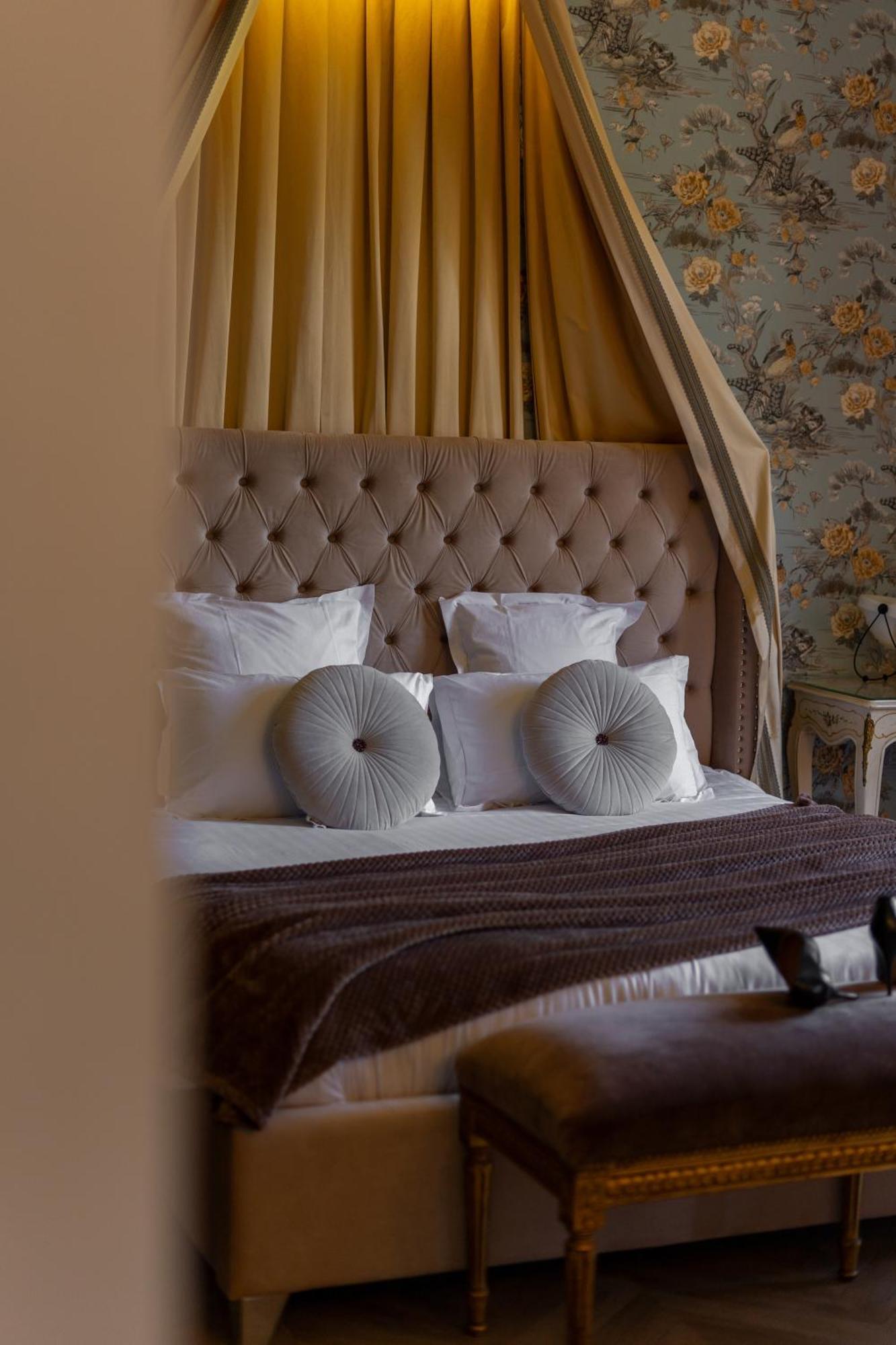 Castel Bois Marie, Maison D'Hotes Μοντωμπάν Εξωτερικό φωτογραφία A bed with a tufted headboard