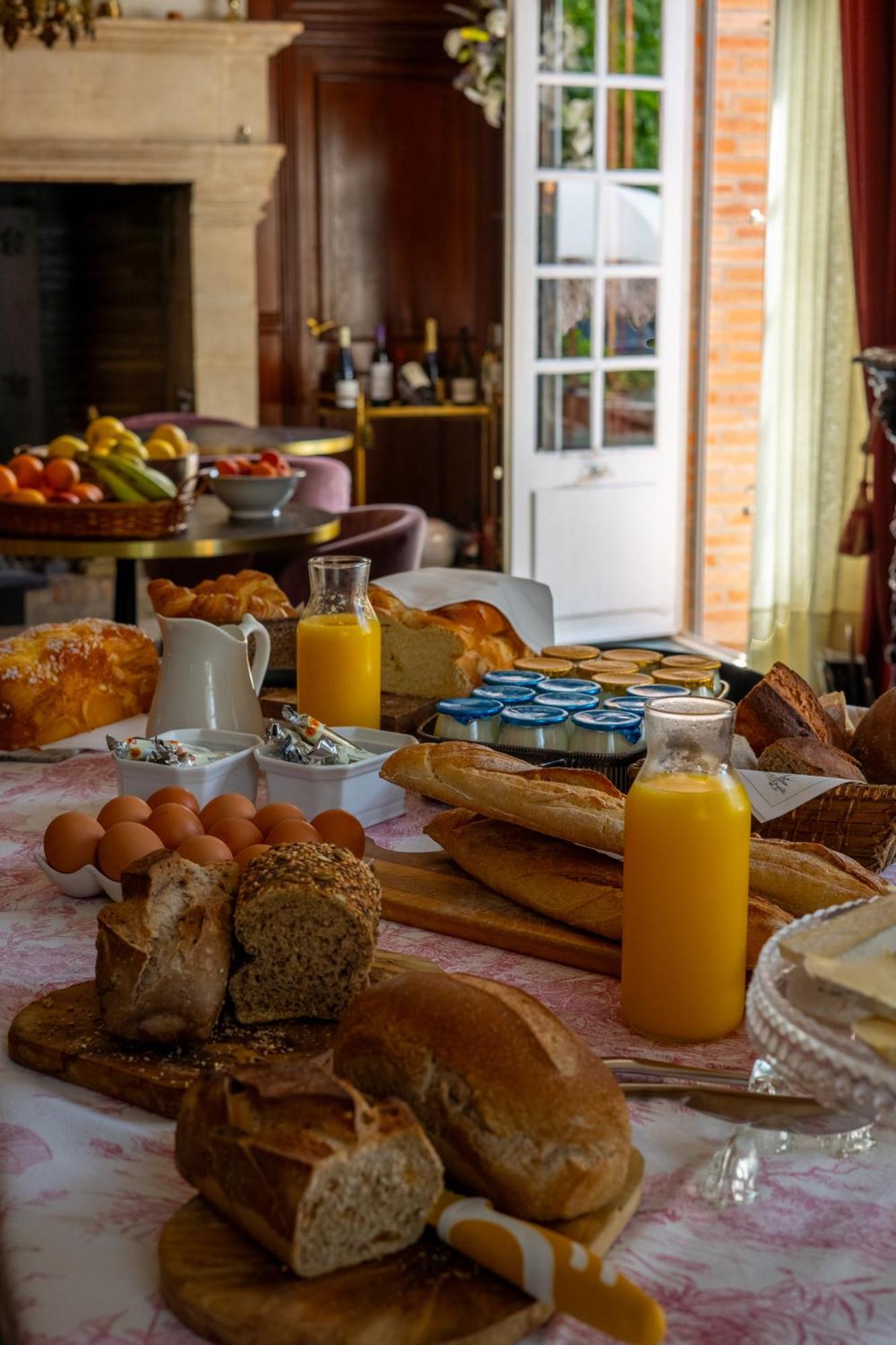 Castel Bois Marie, Maison D'Hotes Μοντωμπάν Εξωτερικό φωτογραφία A continental breakfast