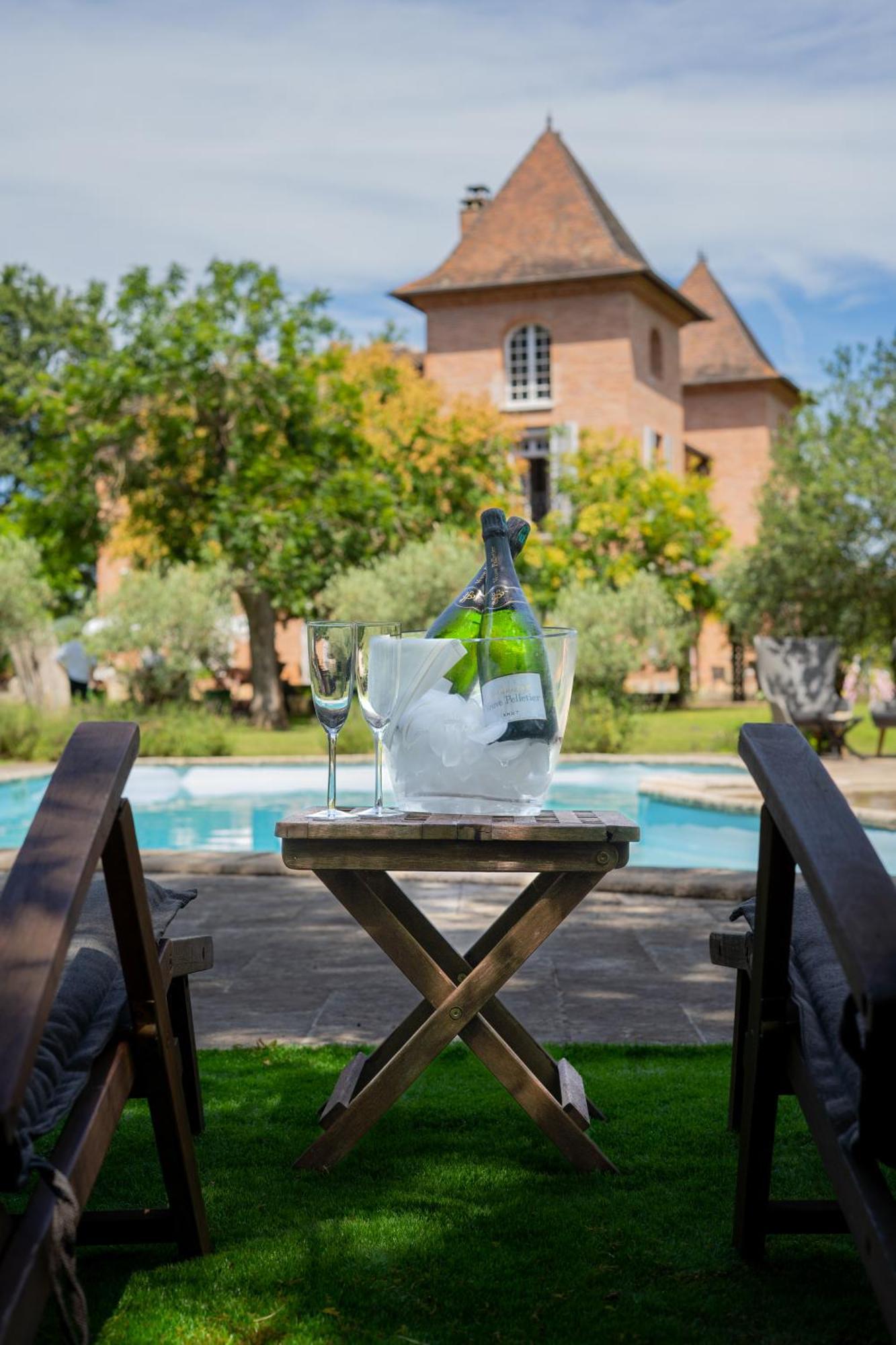 Castel Bois Marie, Maison D'Hotes Μοντωμπάν Εξωτερικό φωτογραφία A bottle of champagne in a champagne bucket