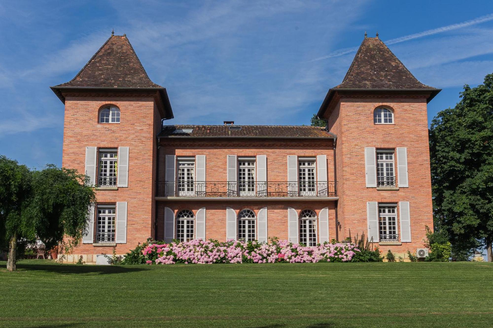 Castel Bois Marie, Maison D'Hotes Μοντωμπάν Εξωτερικό φωτογραφία The chateau in Montferrand-lès-Sully