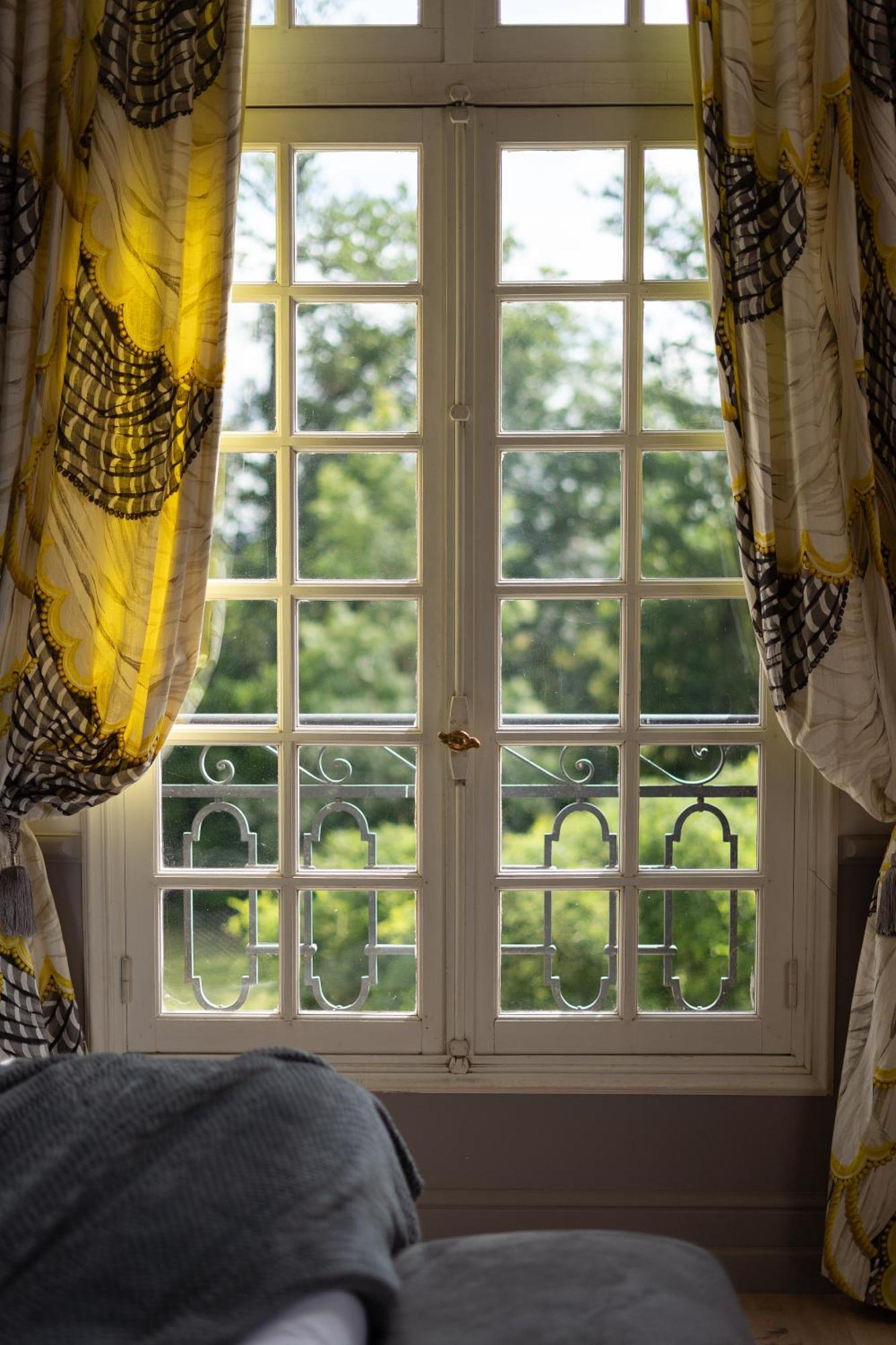Castel Bois Marie, Maison D'Hotes Μοντωμπάν Εξωτερικό φωτογραφία Window with curtains